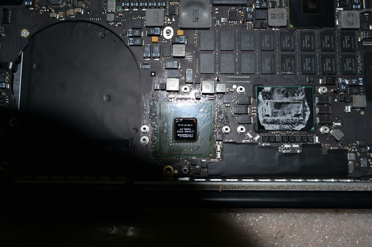 Подготовка к снятию видеокарты MacBook Pro Ф1398